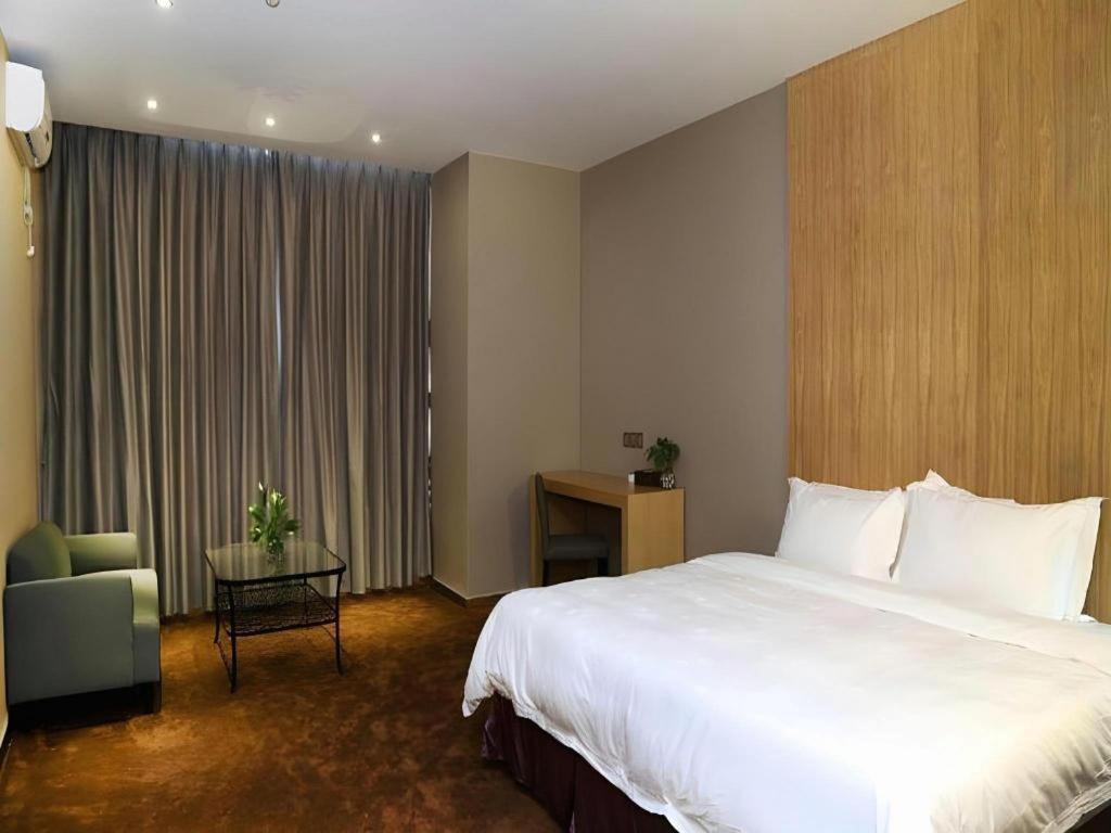 The Art Hotel Sencsen Kültér fotó